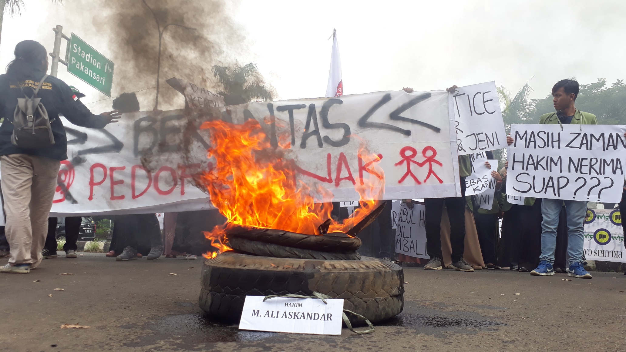 Mahasiswa dari Universitas Djuanda Bogor, melakukan unjuk rasa di Pengadilan Negeri Cibinong, terkait kasus pemerkosaan anak di bawah umur.
