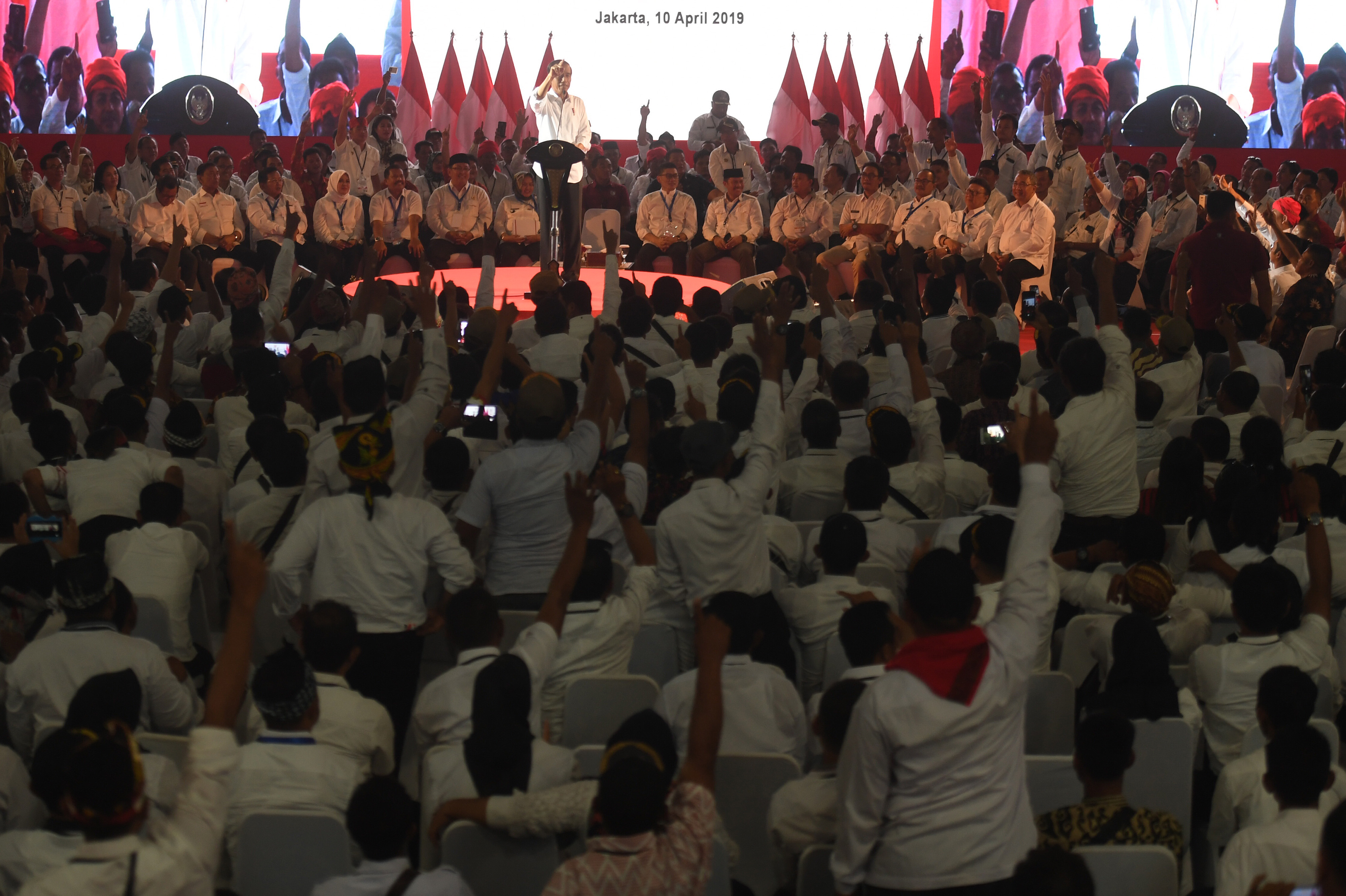 Presiden Joko Widodo saat memberikan sambutan di Silaturahmi Nasional Pemerintahan Desa se-Indonesia di Jakarta, Rabu (10/4/2019). 