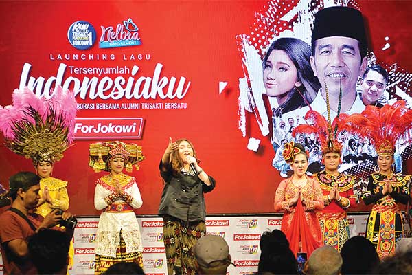 TERSENYUMLAH INDONESIAKU: Artis pendatang baru, Olivia Nelbra Rieuwpassa, membawakan lagu Tersenyumlah Indonesiaku pada peluncuran videoklip