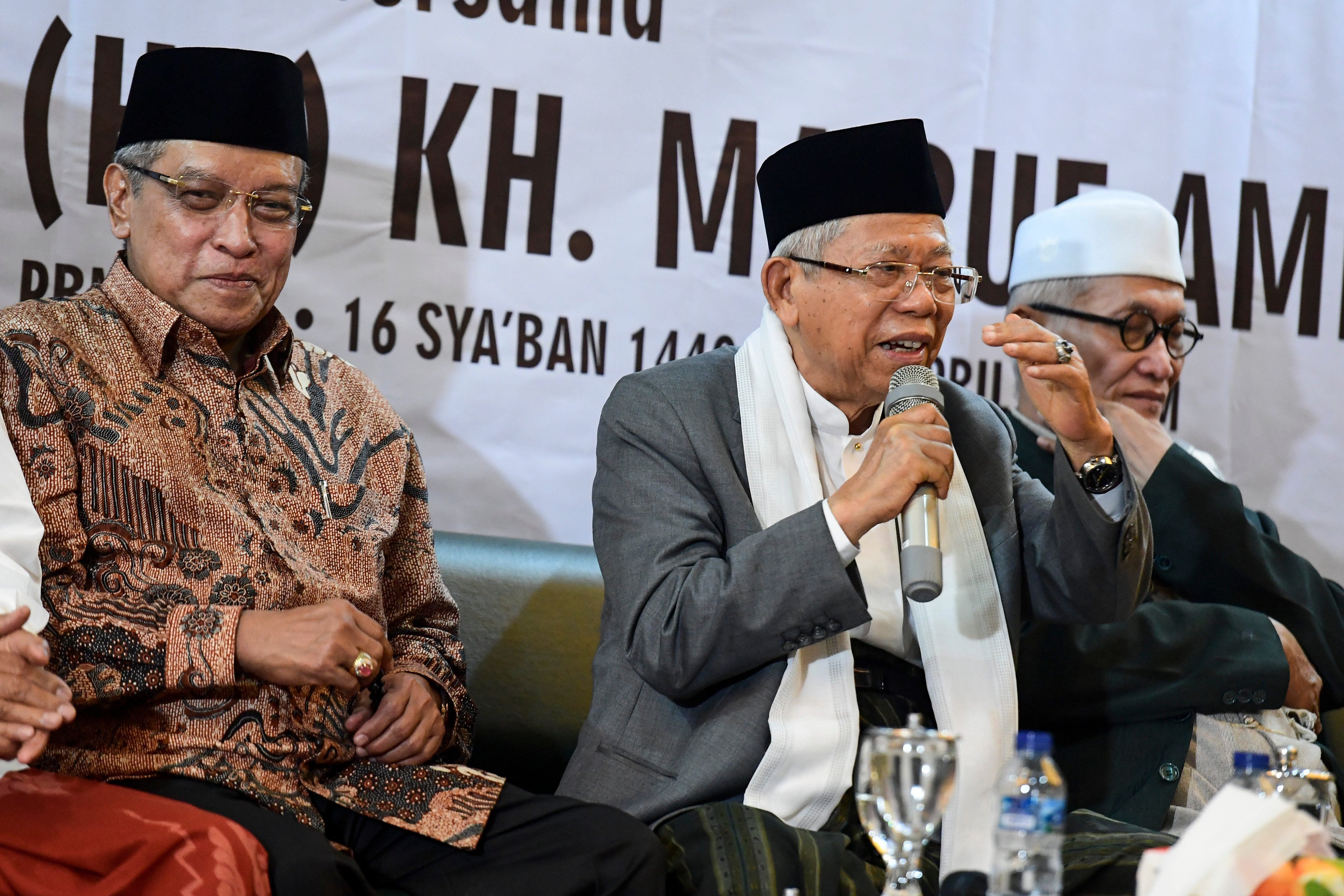 Mustasyar PBNU yang juga Cawapres nomor urut 01 KH Ma'ruf Amin (tengah) 