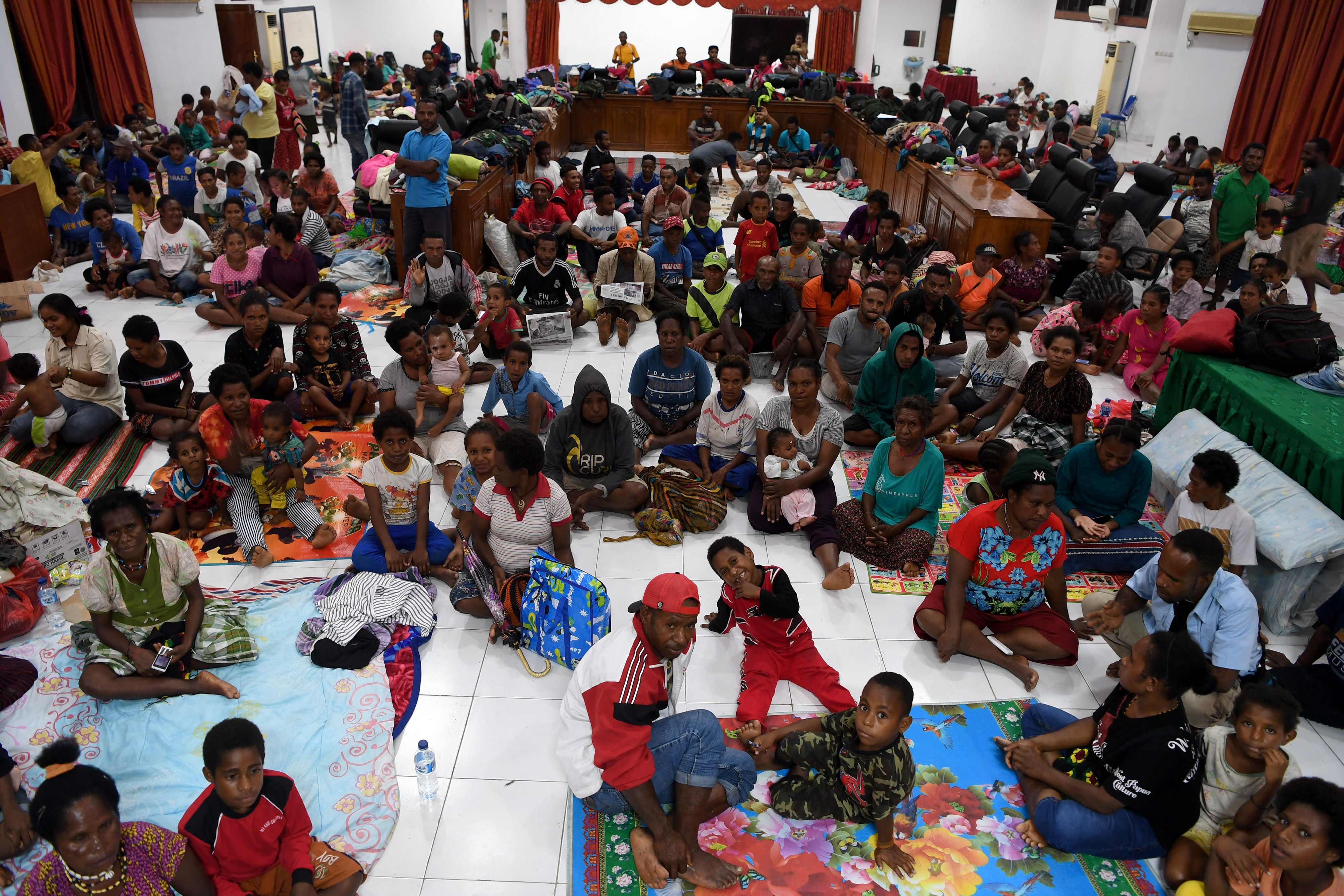 Suasana pengungsi banjir bandang Sentani di salah satu ruangan di Kantor Bupati Jayapura di Sentani, Jayapura, Papua, Kamis (21/3)