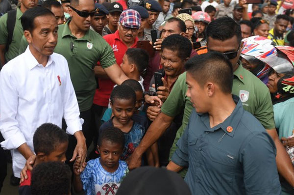 Presiden Joko Widodo (kiri) mengunjungi area terdampak banjir bandang Sentani di Jayapura, Papua, Senin (1/4/2019).