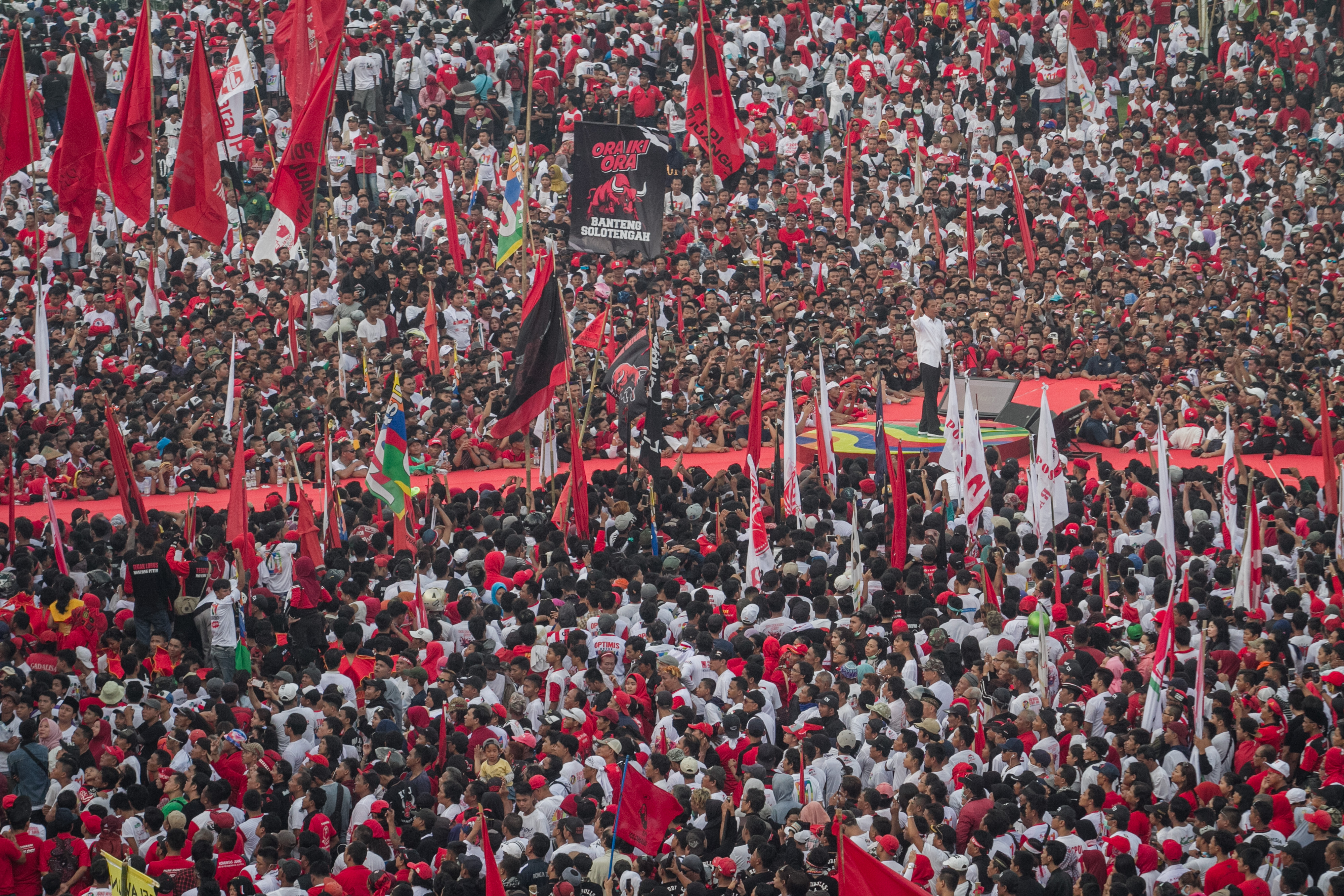 Calon Presiden no urut 01 Joko Widodo memberikan orasi politik di hadapan pendukungnya saat Kampanye Terbuka di Solo, Jawa Tengah.