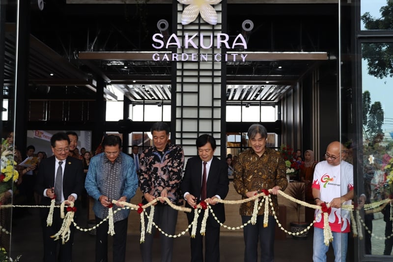 Direkti PT. Sayana Integra properti memotong pita peluncurkan Marketing gallery Skaura Garden City