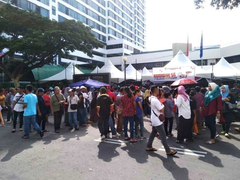 Suasana KJRI terlihat dipadati oleh WNI yang antusias memberikan suaranya dalam pemilu.