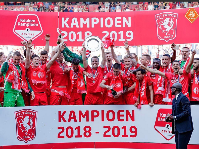 Selebrasi para pemain FC Twente usai menjadi juara Divisi II Liga Belanda