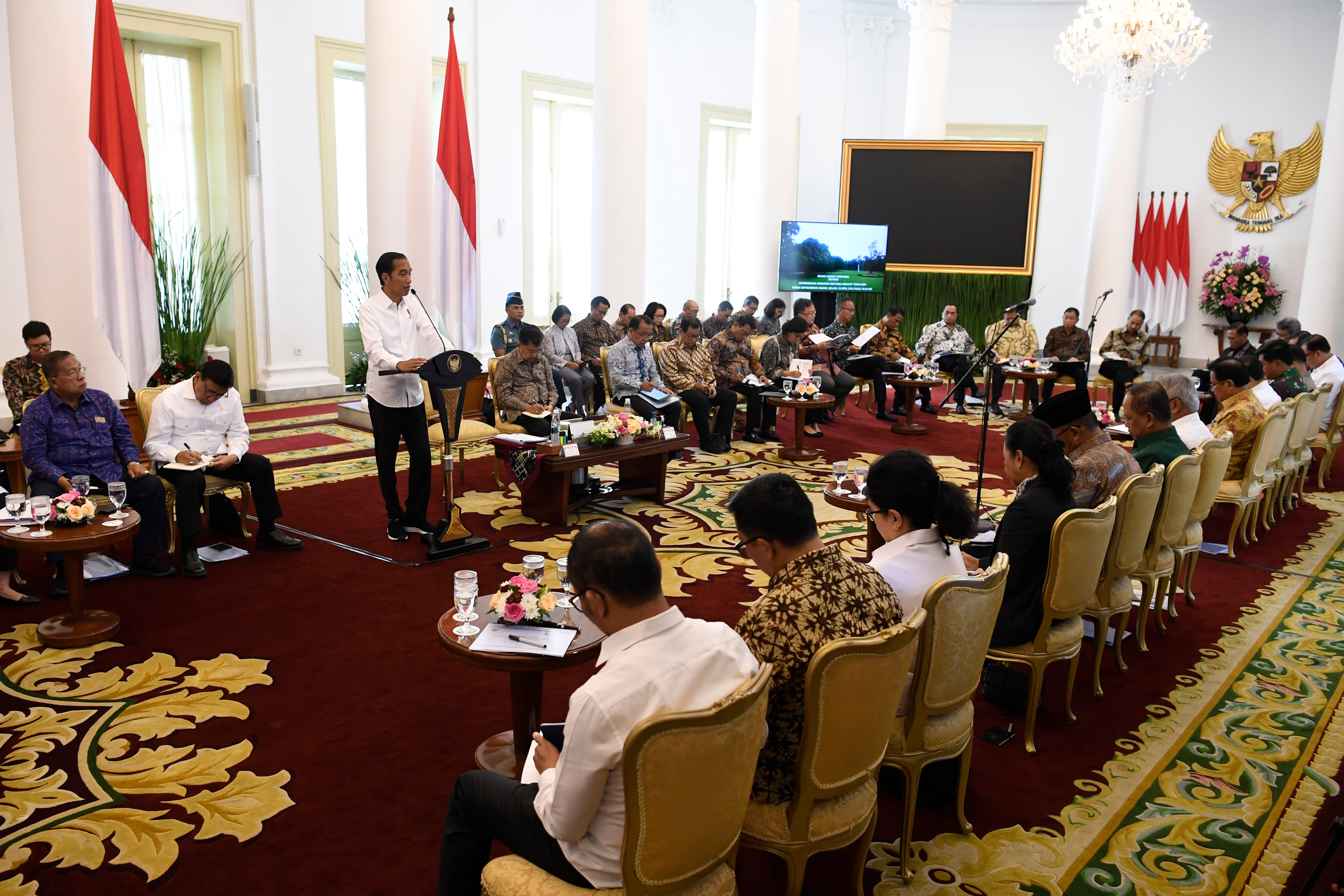 Presiden Joko Widodo menyampaikan arahan saat Sidang Kabinet Paripurna tentang ketersediaan anggaran dan pagu indikatif 2020 di Istana Bogor