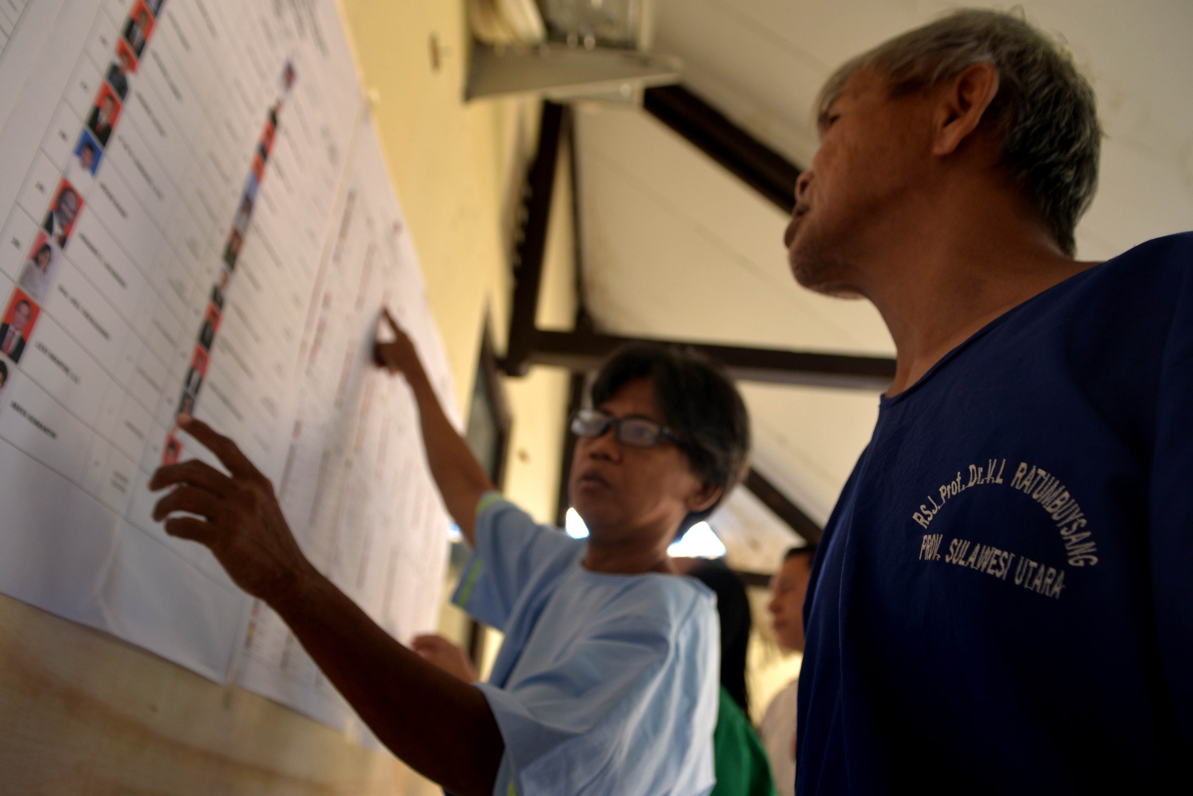 Sejumlah penyandang disabilitas kejiwaan memperhatikan contoh surat suara di lokasi TPS 022