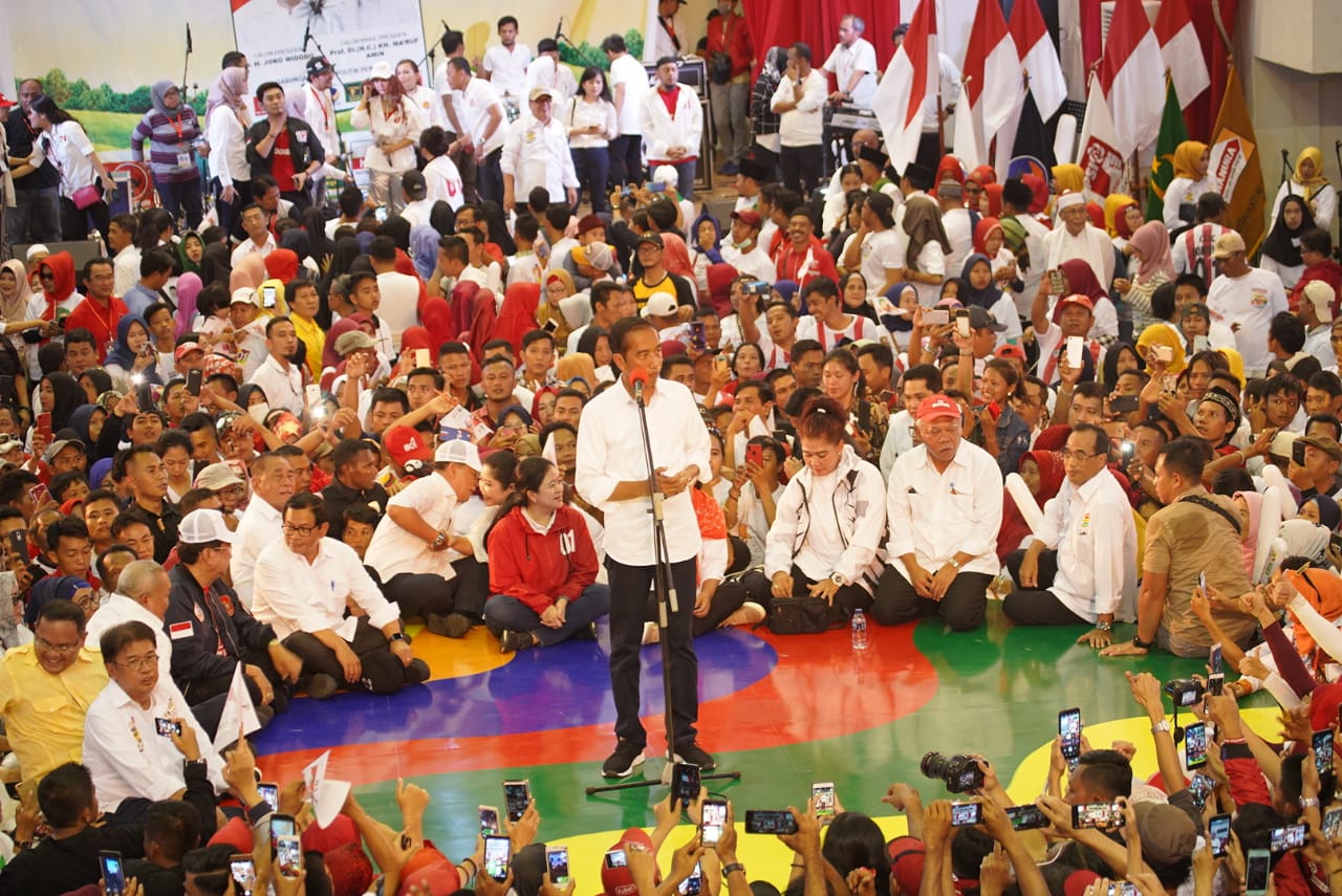 Calon presiden nomor urut 01 Joko Widodo saat berkampanye di Palembang.