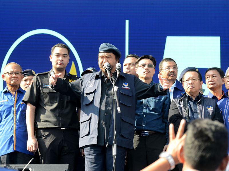 Ketua Umum Partai NasDem Surya Paloh (tengah) didampingi Ketua Umum Garda Pemuda NasDem, caleg DPR Partai NasDem di Medan Sumatera Utara