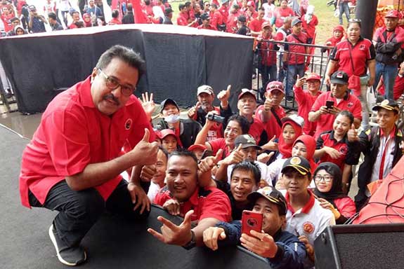 Kader PDIP Rano Karno  saat menghadiri acara Festival 01 dan 03 di kampanye akbar PDIP di Plaza Timur Senayan.