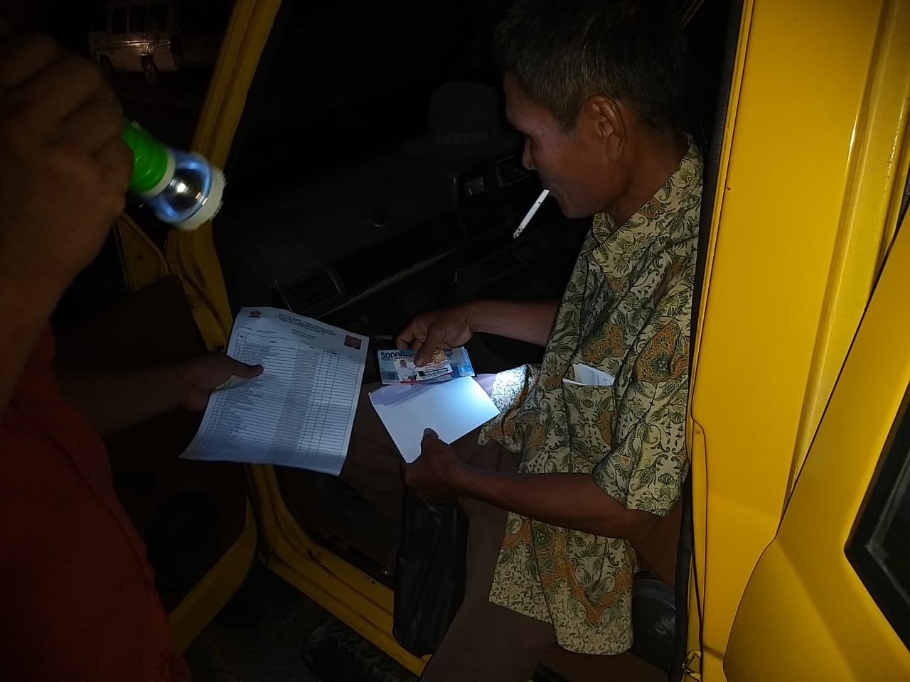 Tersangka dan barang bukti amplop berisi uang diamankan dari tim istri wabup Paluta