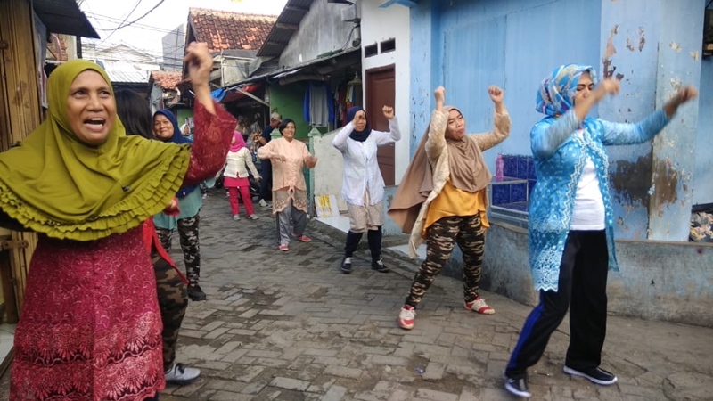 Ibu-ibu di RT02/08 Jurang Mangu Timur meriahkan peringatan Hari Kartini dengan senam sehat berkebaya, Minggu, 21 April 2019.