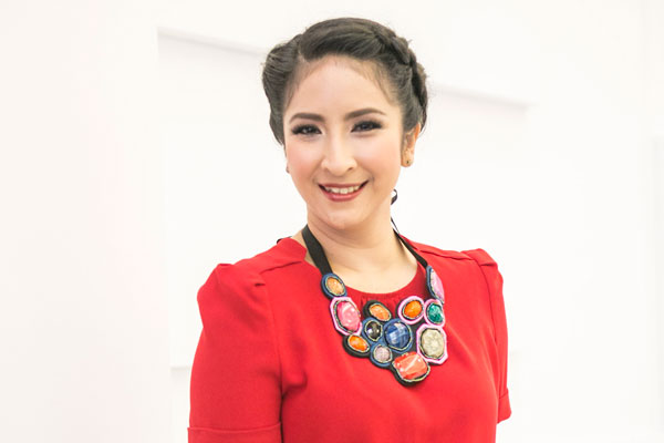 PRESENTER sekaligus penyiar radio Novita Angie