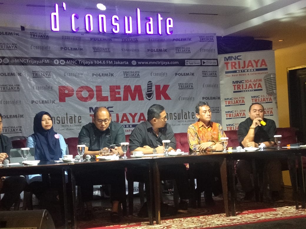 Anggota Bawaslu Mochammad Afifuddin (paling kanan) berbicara dalam diskusi bertema 'Silent Killer Pemilu Serentak'