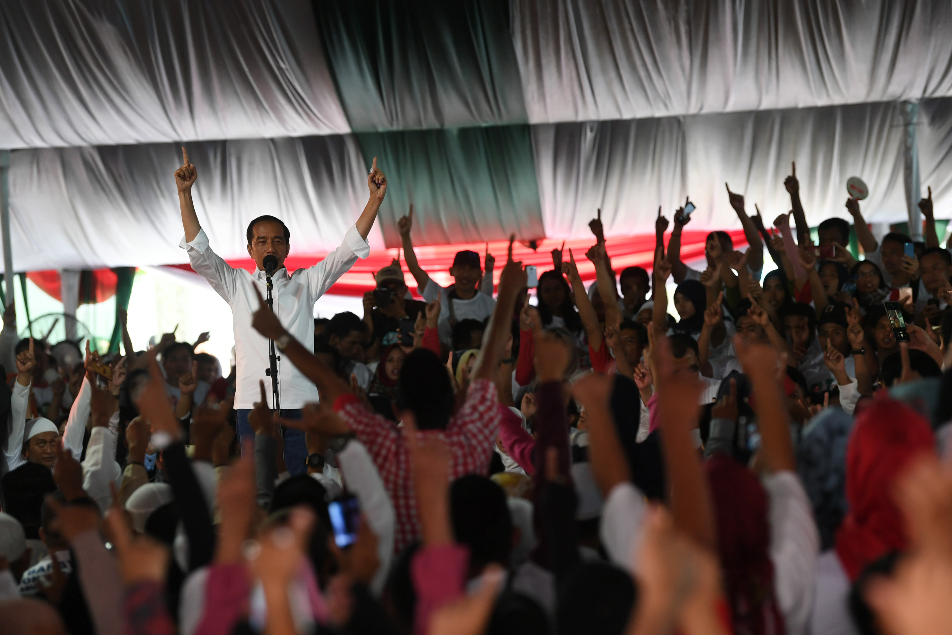  Calon Presiden nomor urut 01 Joko Widodo berorasi ketika kampanye terbuka di Sentul, Bogor, Jawa Barat