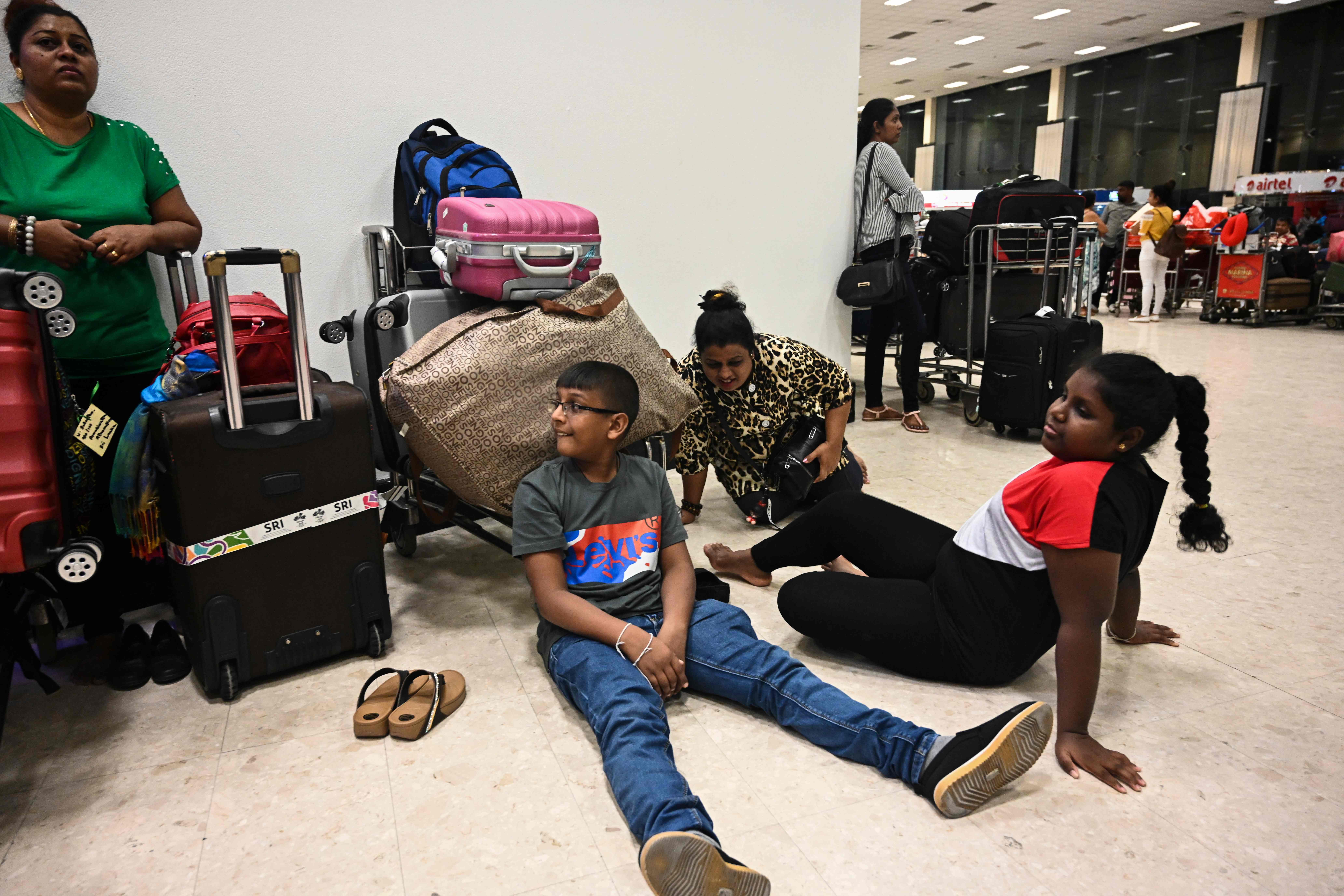 Sejumlah calon penumpang menunggu di Bandara Sri Lanka.