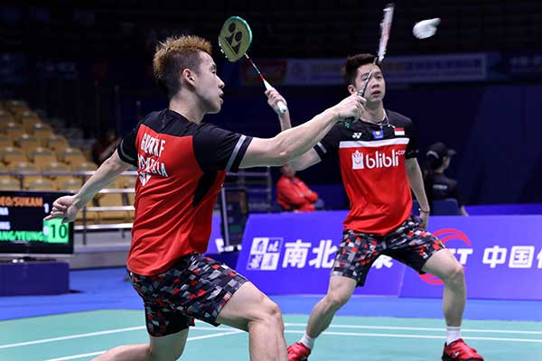 Pasangan ganda putra Indonesia Marcus Fernaldi Gideon (kiri) berusaha mengembalikan kok.