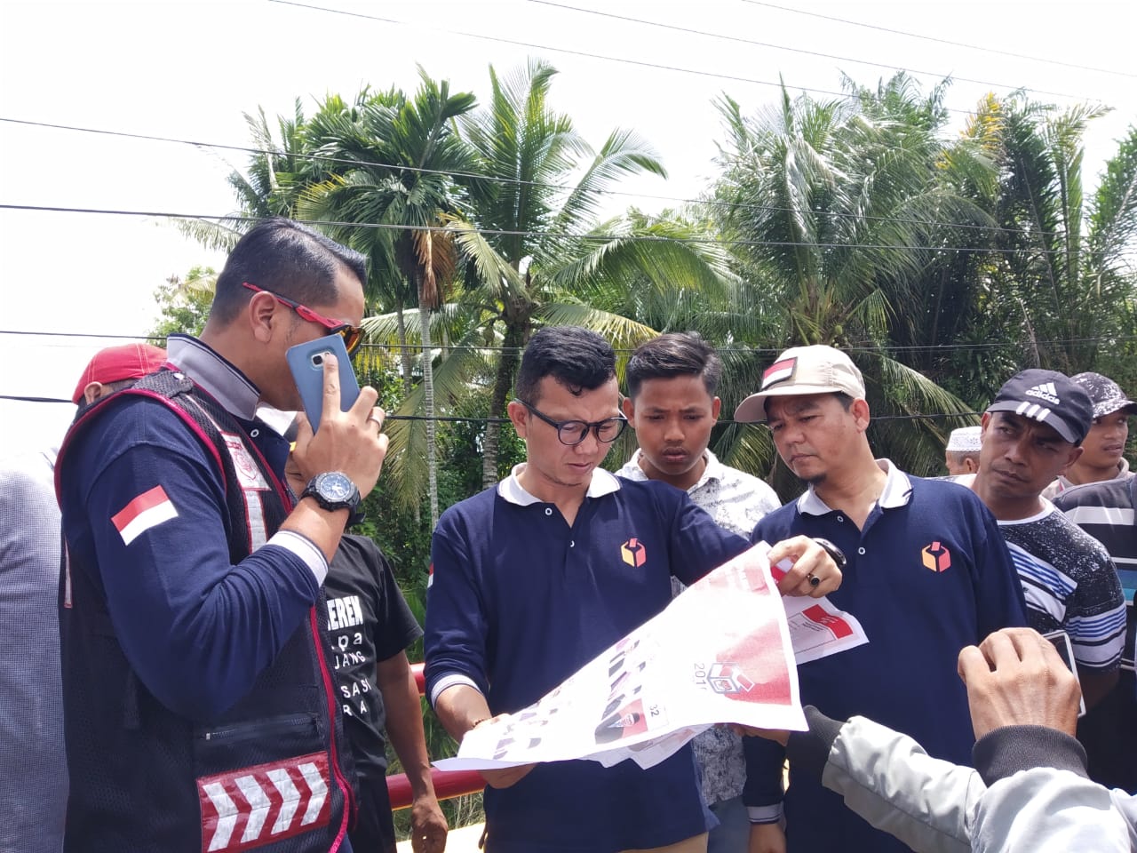 Sekarung surat suara untuk Kabupaten Tanah Datar, Sumatra Barat, ditemukan tercecer di bawah jembatan di Riau, Senin (15/4). 