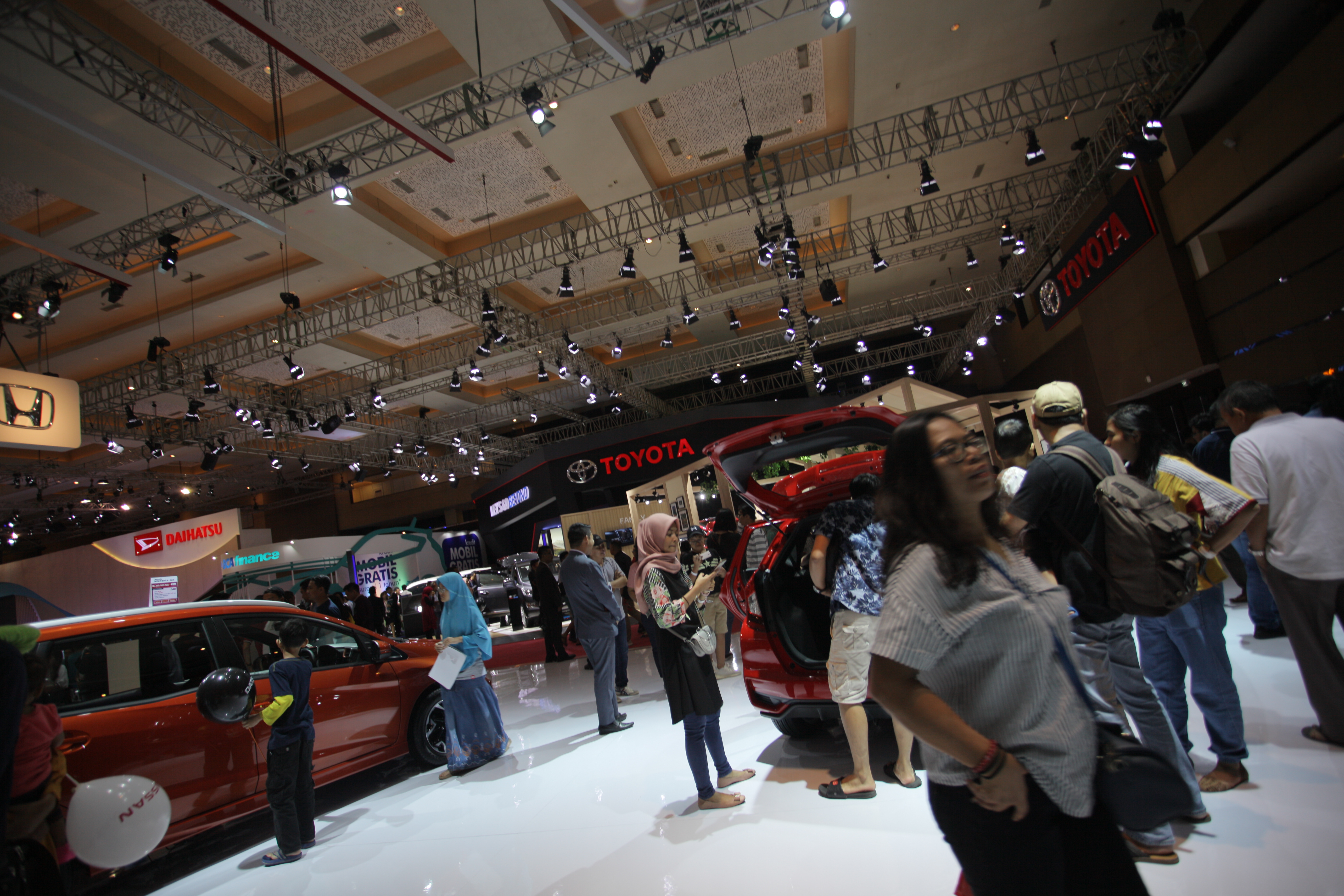 Pengunjung melihat mobil yang dipamerkan di IIMS 2019