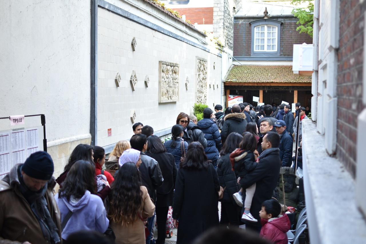 WNI yang mengantre untuk memberikan suara mereka di KBRI Paris, Prancis