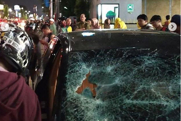 Kondisi mobil pelaku rusak setelah diamuk massa.