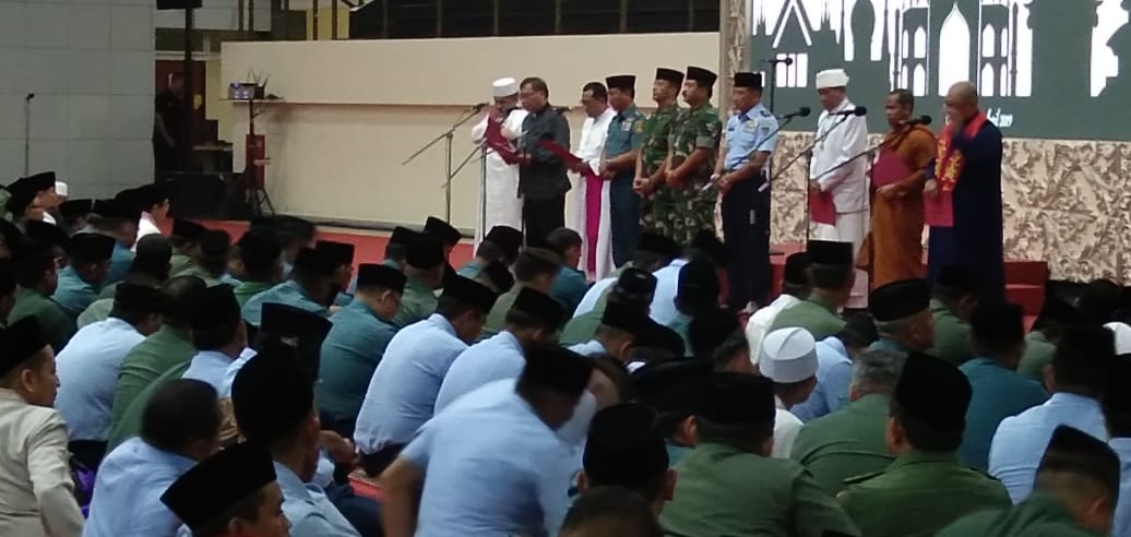 Panglima TNI Marsekal Hadi Tjahjanto menghadiri acara Doa Bersama Lintas Agama dalam Rangka Pemilu 2019, di GOR Ahmad Yani, Mabes TNI