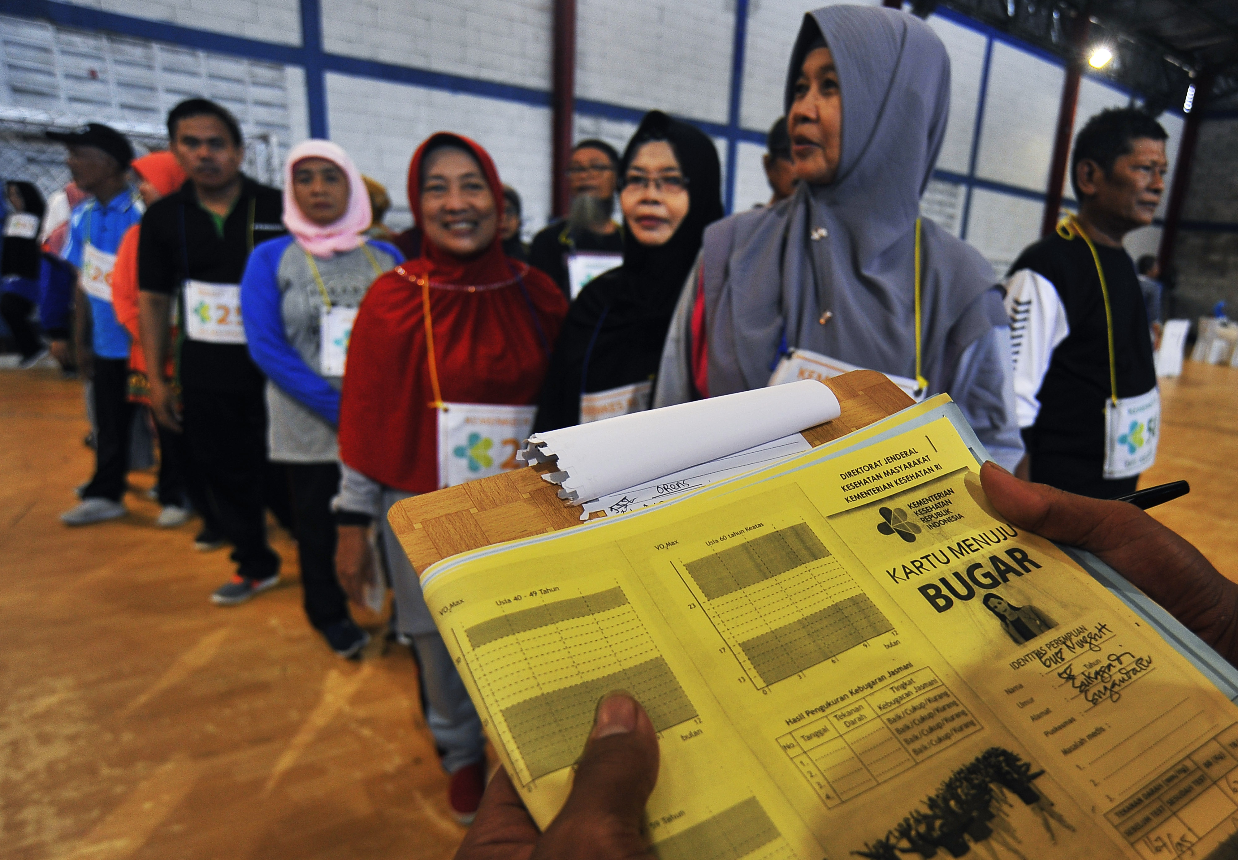  Sejumlah calon jemaah haji antre saat menjalani pemeriksaan kesehatan 