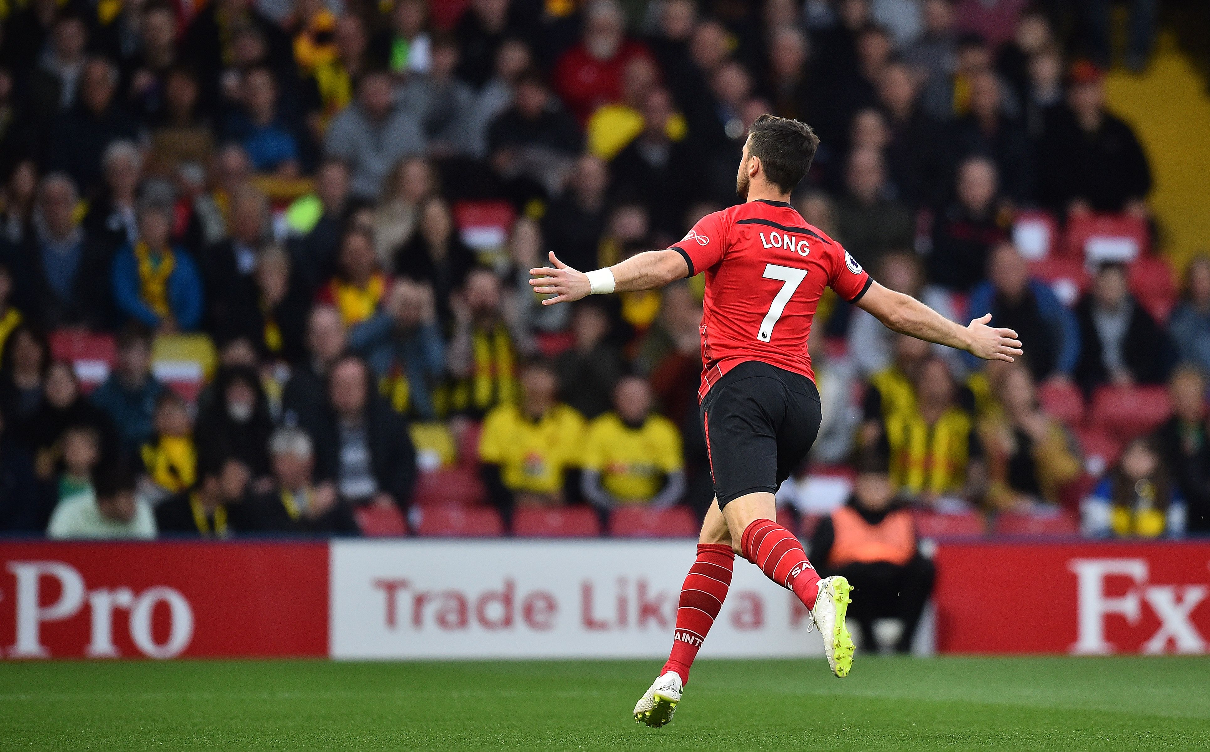 Striker Southampton Shane Long merayakan golnya ke gawang Watford. 