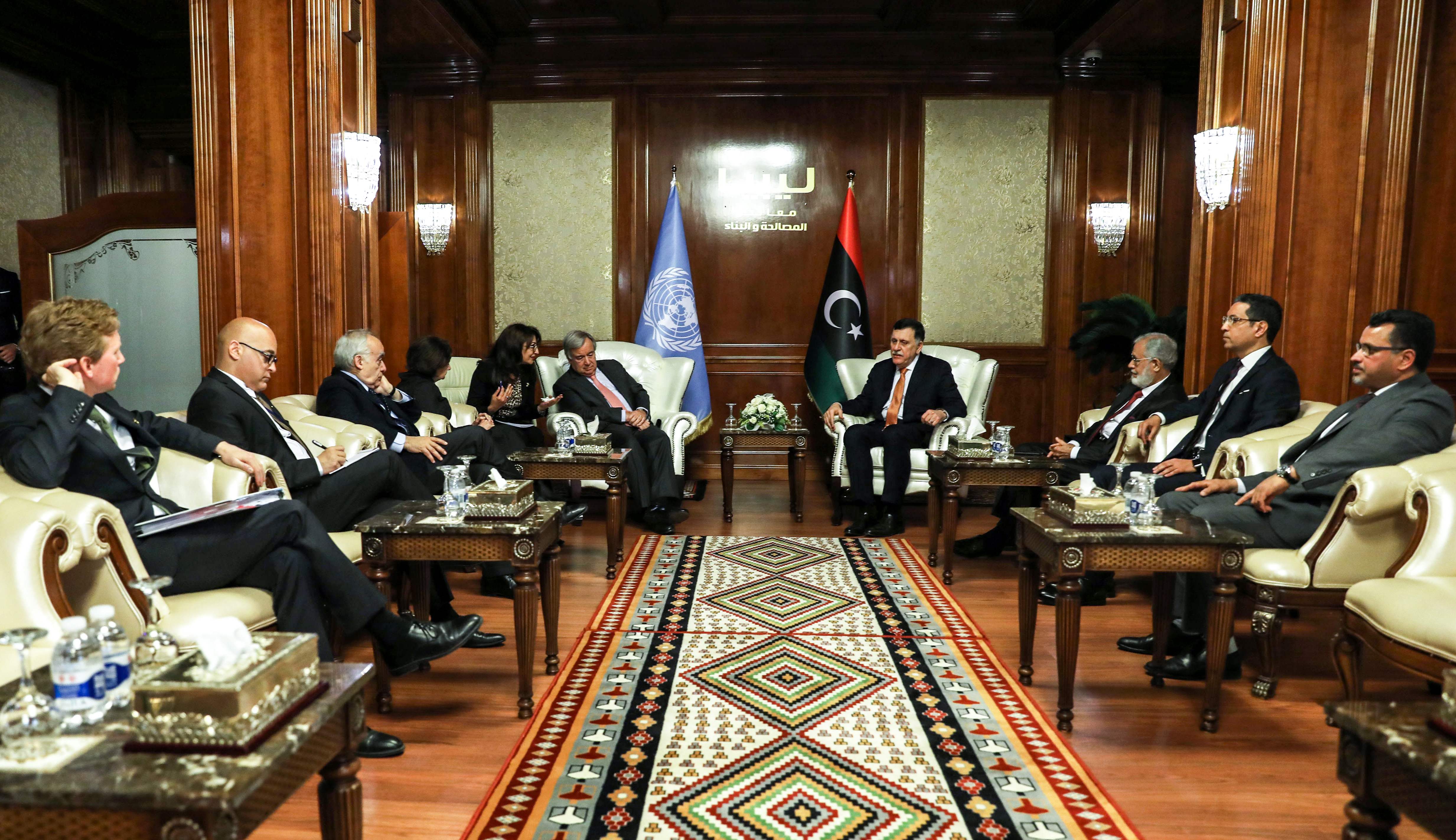 Menteri Fayez al-Sarraj (C-R) dan Menteri Luar Negerinya Mohamed Taha Siala (3rd-R) bertemu dengan Sekretaris Jenderal PBB Antonio Guterres 