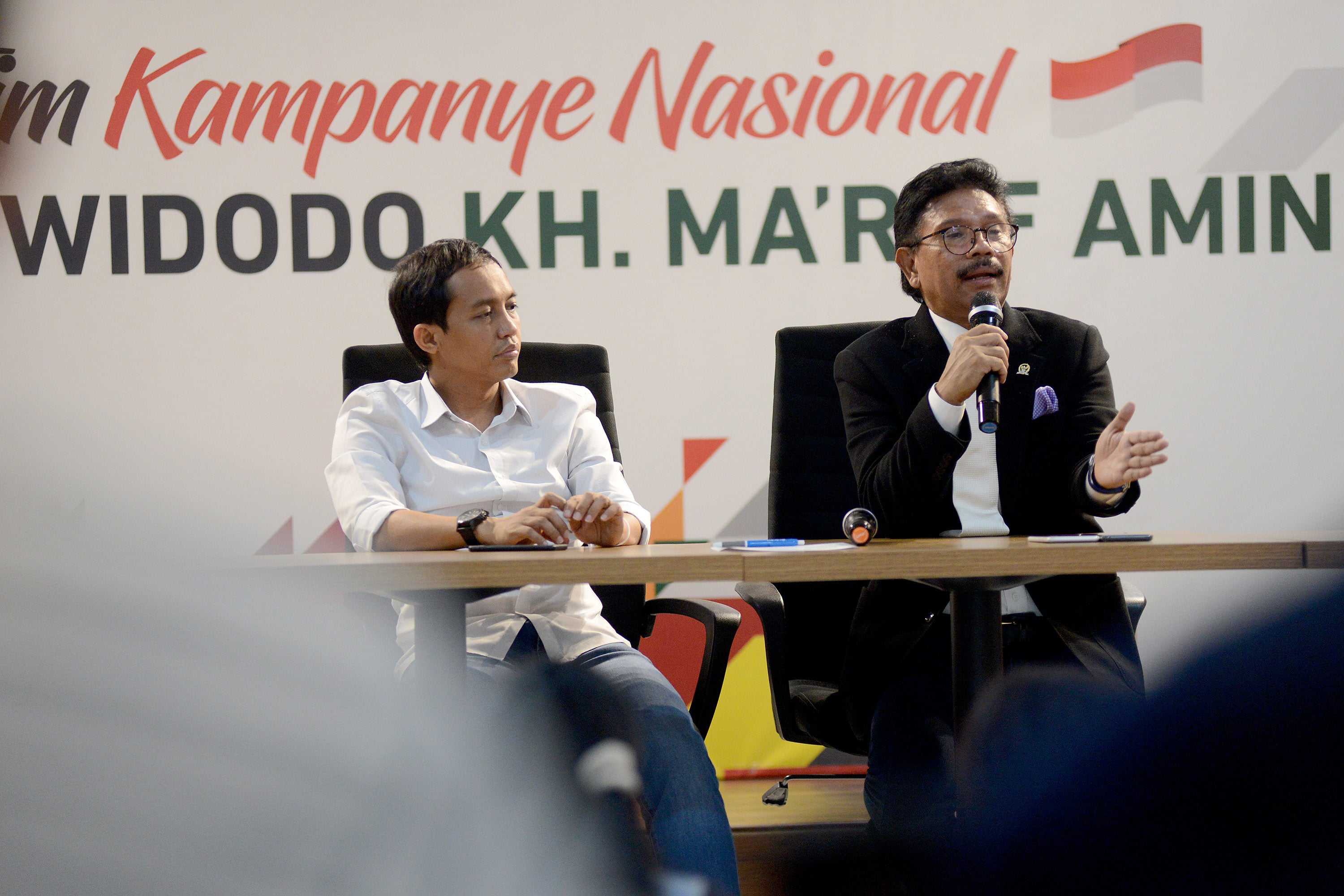 Wakil Ketua TKN Joko Widodo-Ma'ruf Amin Johny G Plate (kanan) didampingi Wakil Sekretaris Raja Juli Antoni menyampaikan keterangan pers