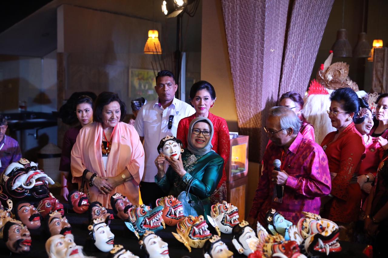 President WCC Asia Pacific Region Ghada Hiijjawi Qaddumi dan Ketua Umum Dekranas, Mufidah  Jusuf Kalla sedang elihat kerajinan Gianyar
