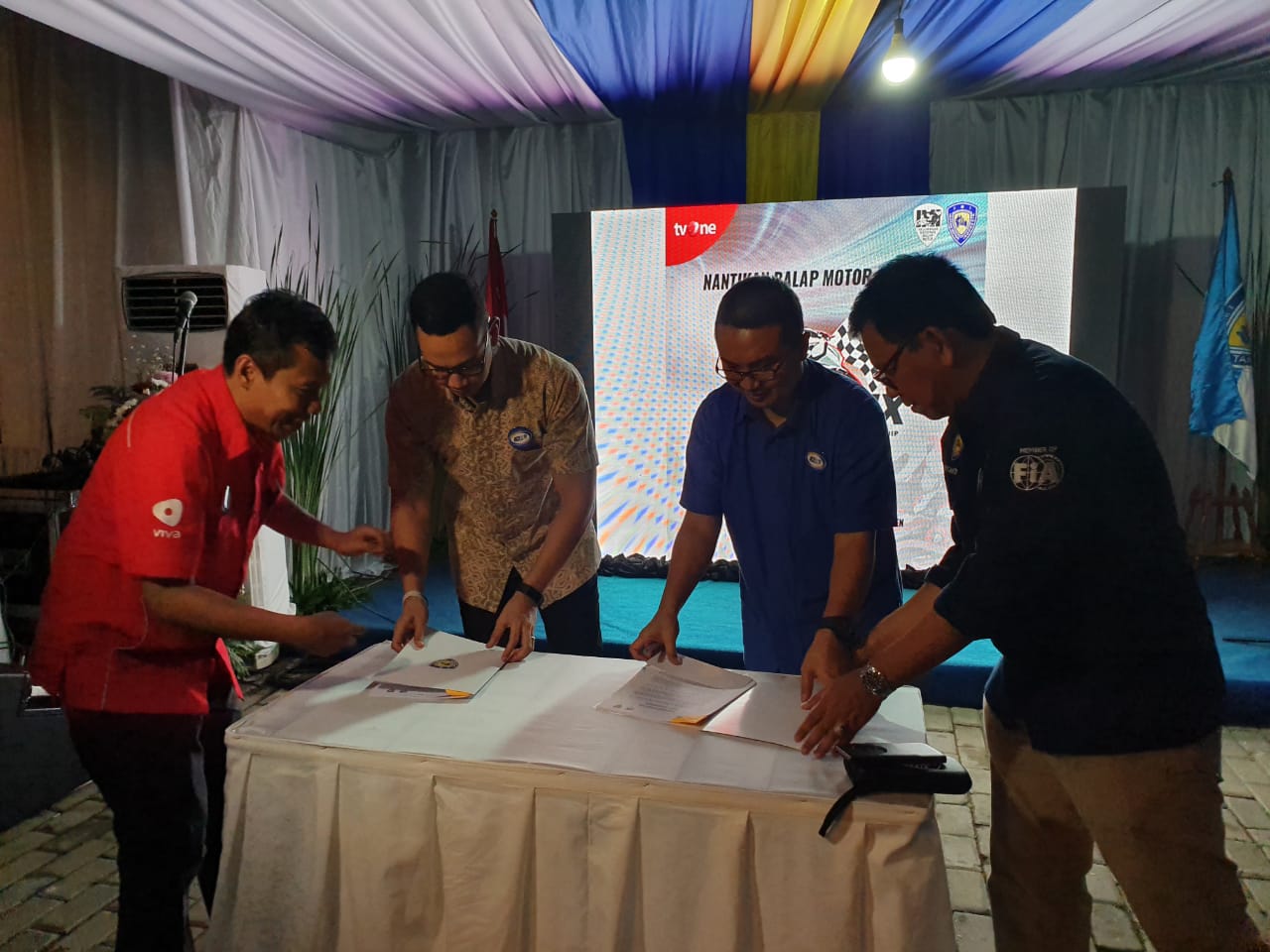 CEO OMM Imam Sulistio (dua kiri) dan Ketua Umum IMI Sadikin Aksa saat penandatanganan MoU kerja sama penyelenggaran Kejurnas Oneprix (O-IMC 