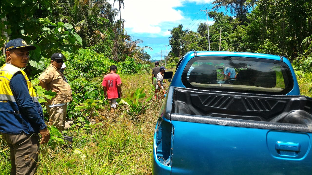 Kemendes PDTT sedang meninjau lokasi pembangunan jalan nonstatus di Desa Sumae, Halmahera Selatan
