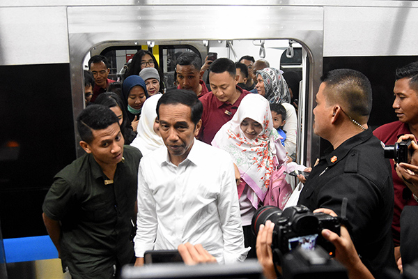 Presiden Jokowi kembali menaiki MRT dan bercengkerama dengan penumpang, Sabtu (20/4) sore.