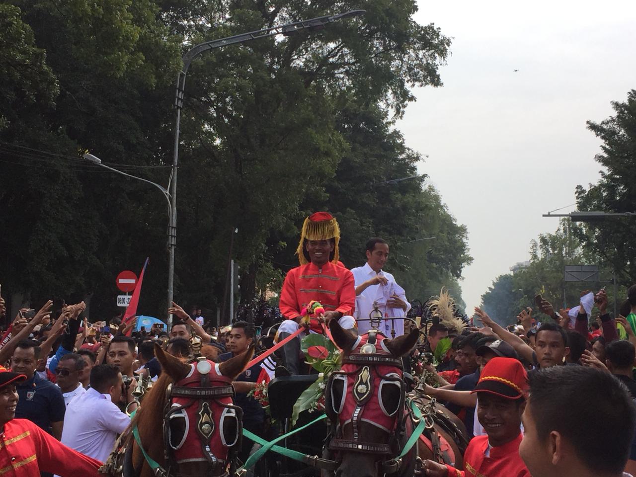 Calon Preesiden nomor urut 01, Joko Widodo diarak dengan kereta kuda saat berkampanye di Solo, Jawa Tengah, Selasa (9/4)