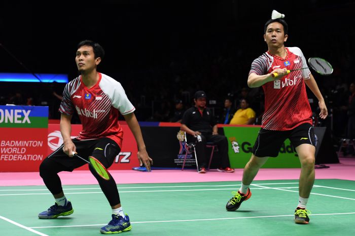 Ganda putra Indonesia Mohammad Ahsan (kiri) dan Hendra Setiawan (kanan) mengembalikan kok ke arah lawan