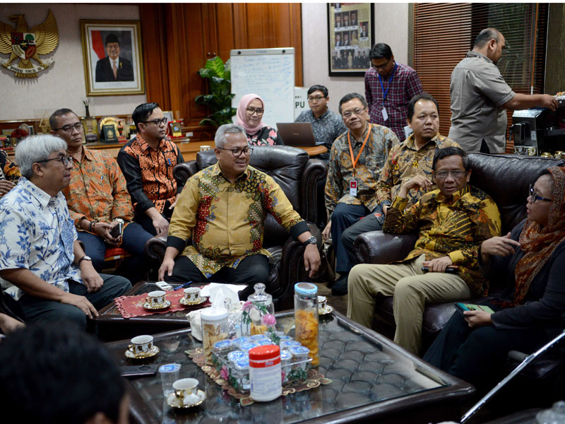 Mantan Ketua Mahkamah Konstitusi (MK) Mahfud MD berbincang dengan Ketua KPU Arief Budiman