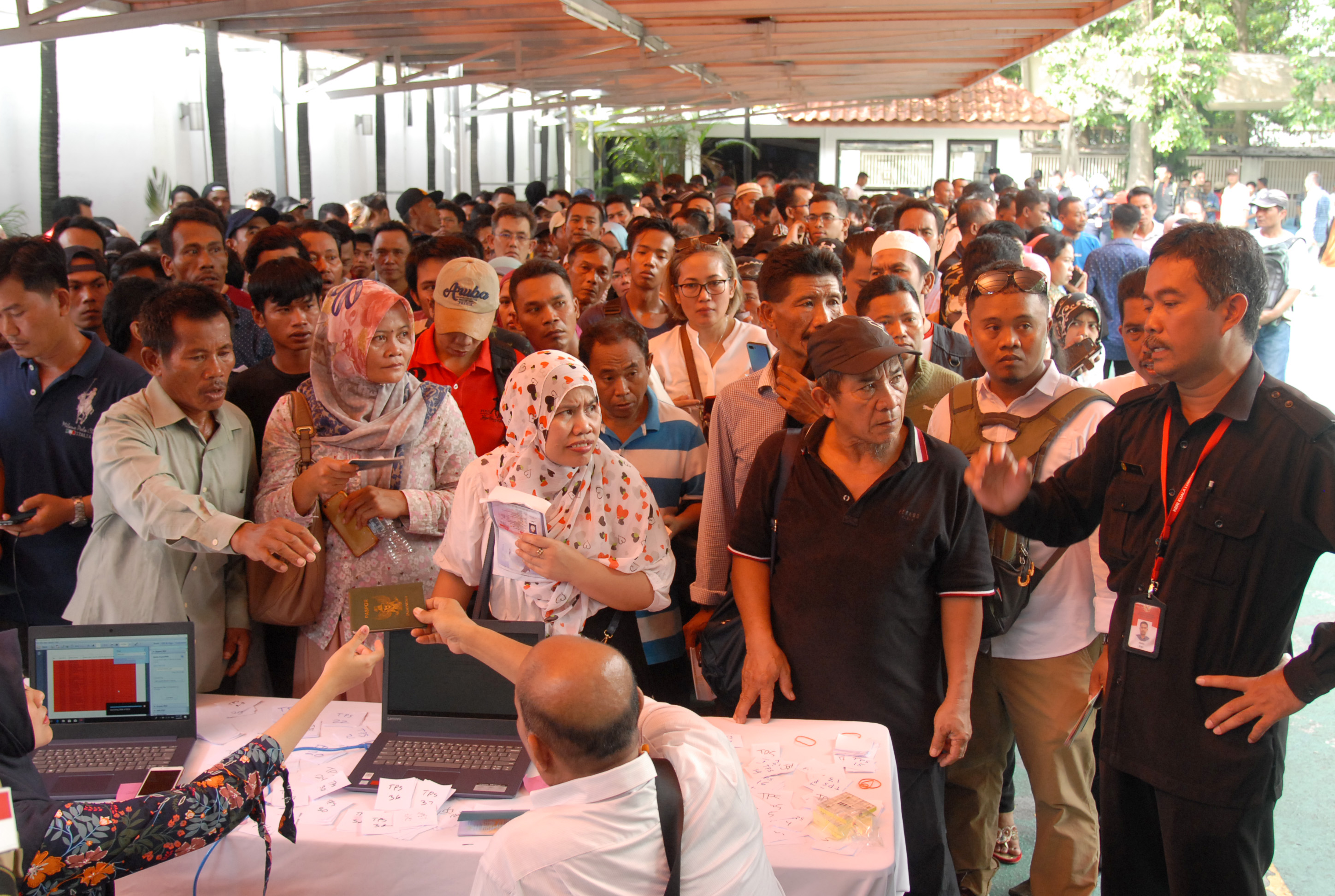 WNI mengantre untuk menggunakan hak suara mereka di TPS KBRI Kuala Lumpur, Minggu (14/4).