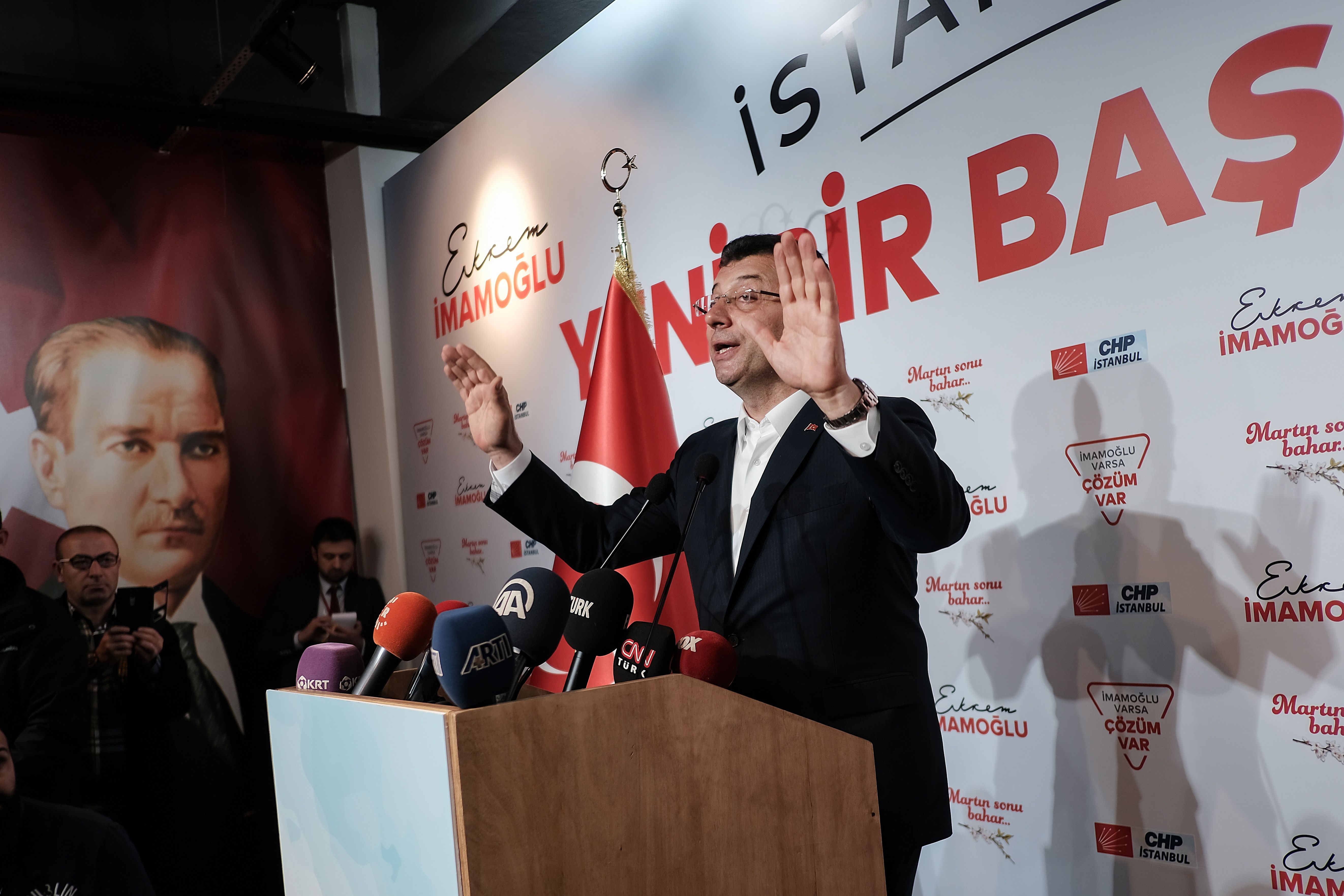 Calon Partai Republik Rakyat (CHP) untuk walikota Istanbul Ekrem Imamoglu berbicara kepada pers di Pusat Koordinasi Pemilihan CHP di Istanbu