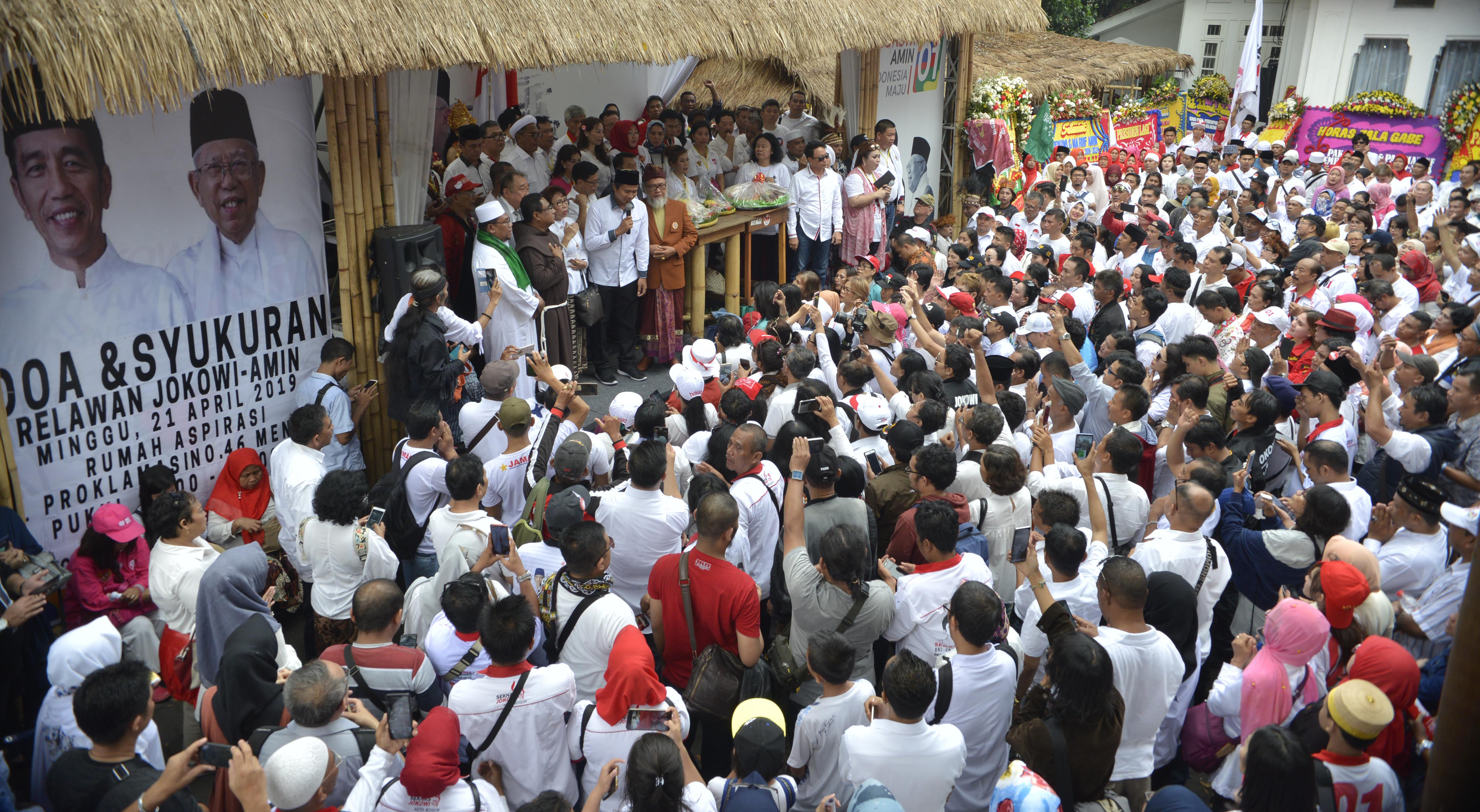  Para Militan & Relawan Cyber Jokowi berkumpul mengadakan do,a dan sukuran di Rumah Aspirasi Jokowi-Amin, Jalan Prolkamasi, Jakarta, Minggu 