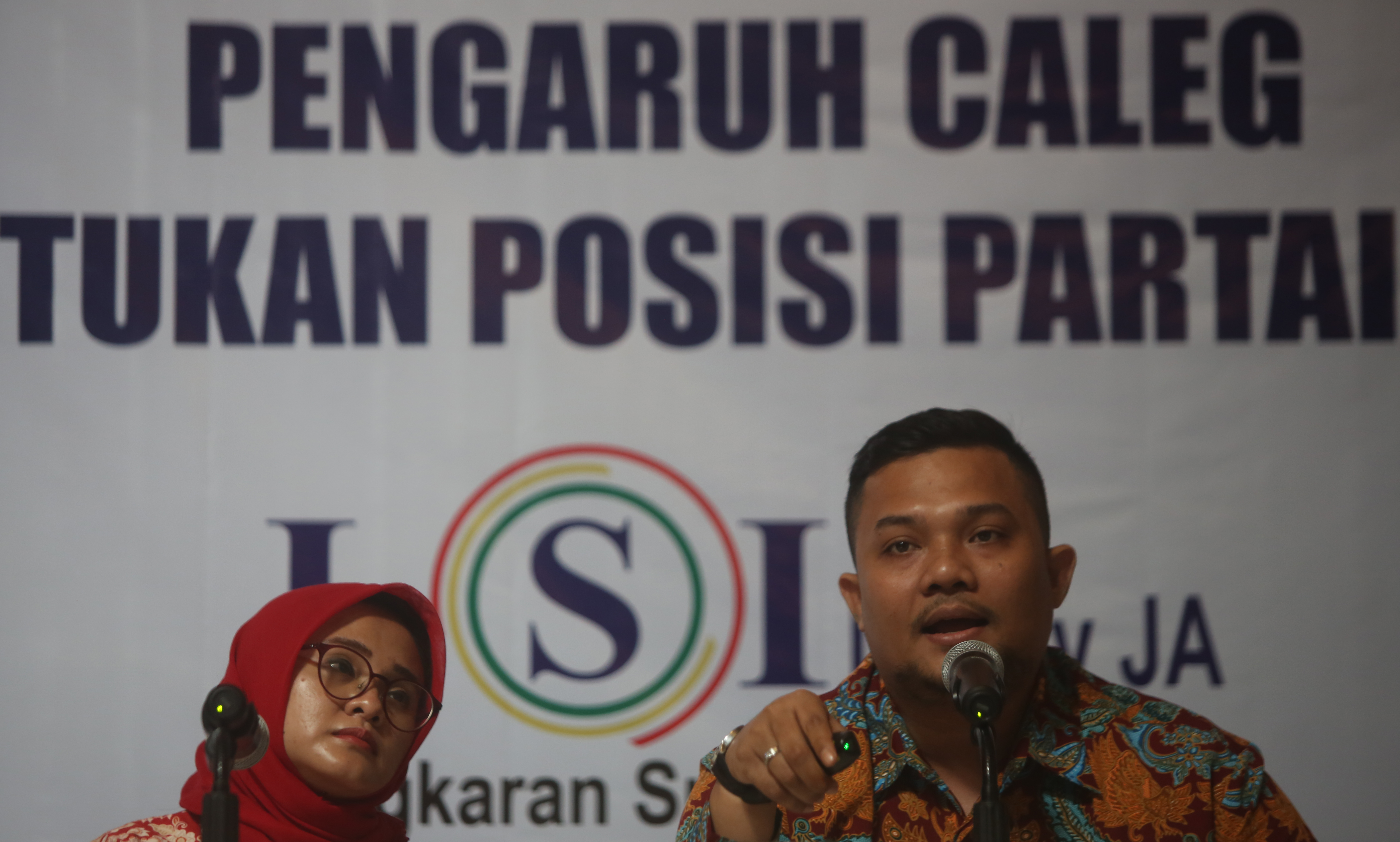 Peneliti LSI Denny JA, Rully Akbar (kanan) dan Moderator Fitri Hari saat memberikan keterangan hasil survey terkait pengaruh caleg 