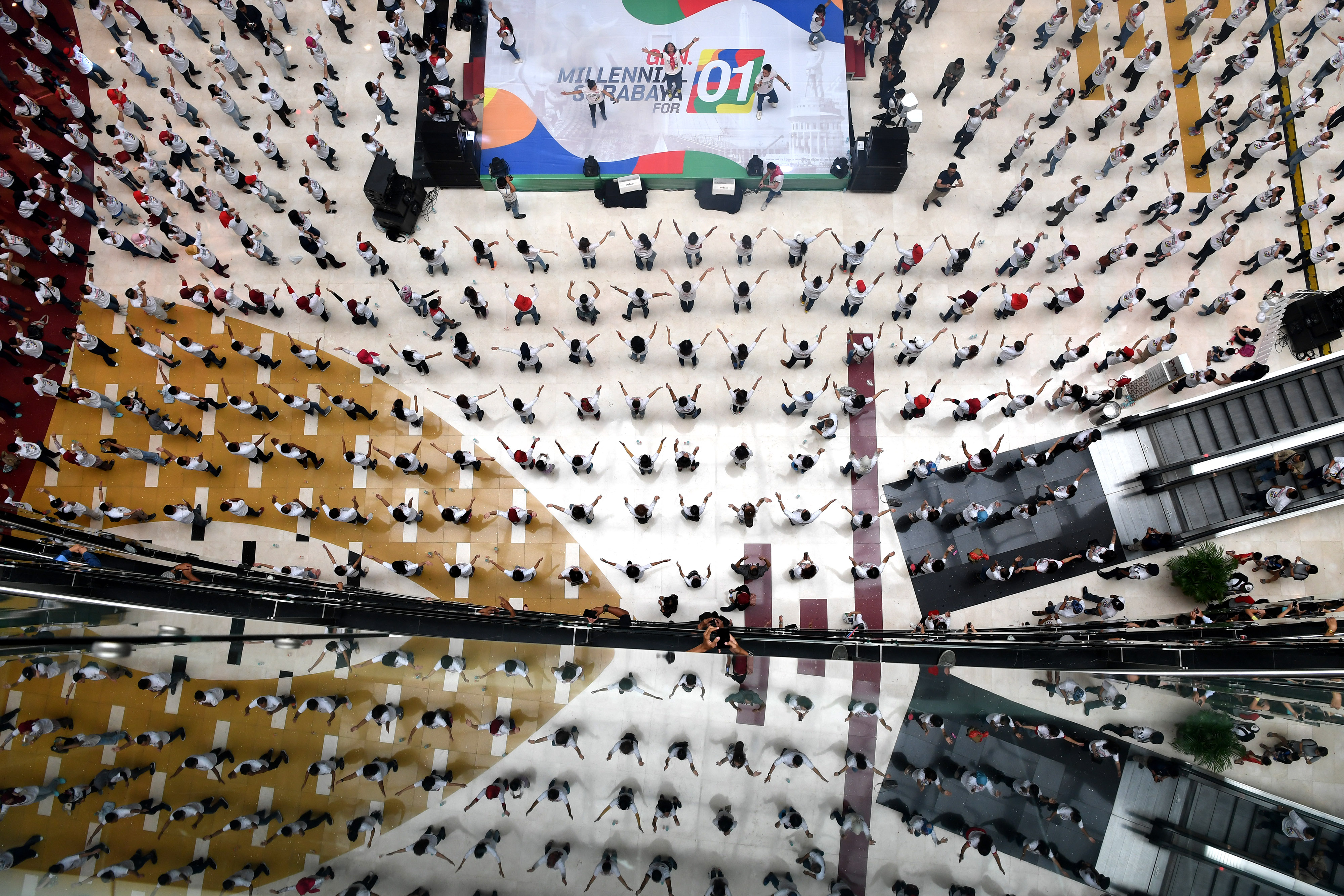 Flashmob yang dilakukan generasi milenial Surabaya, Jawa Timur saat mendeklarasikan diri mendukung Joko Widodo-Ma'ruf Amin