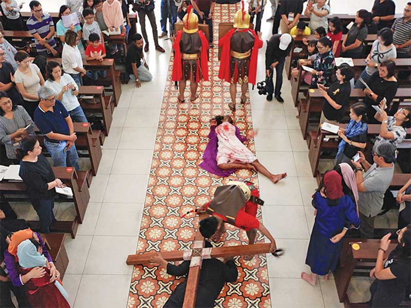 Drama pertunjukan visualisasi Jalan Salib digelar pada Peringatan Jumat Agung di Gereja Katolik Santa Maria Regina, Bintaro, Tangsel