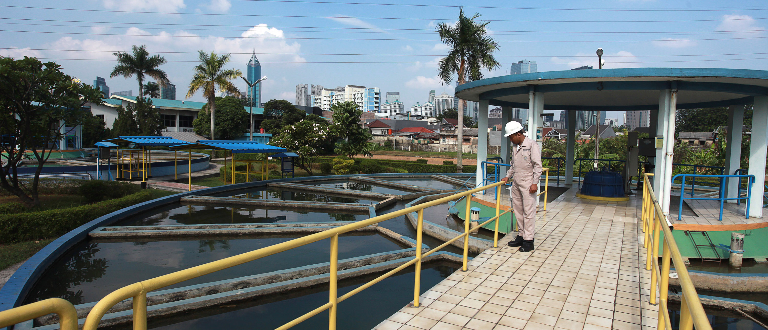 : Petugas memeriksa kolam di Instalasi Pengolahan Air (IPA) milik PT PAM Lyonnaise Jaya (PALYJA) di Jalan Penjernihan, Jakarta