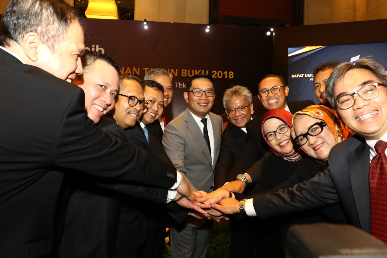 Gubernur Jawa Barat Ridwan Kamil bersama jajaran direksi dan komisaris bank BJB dalam RUPST, Selasa ()30/4)