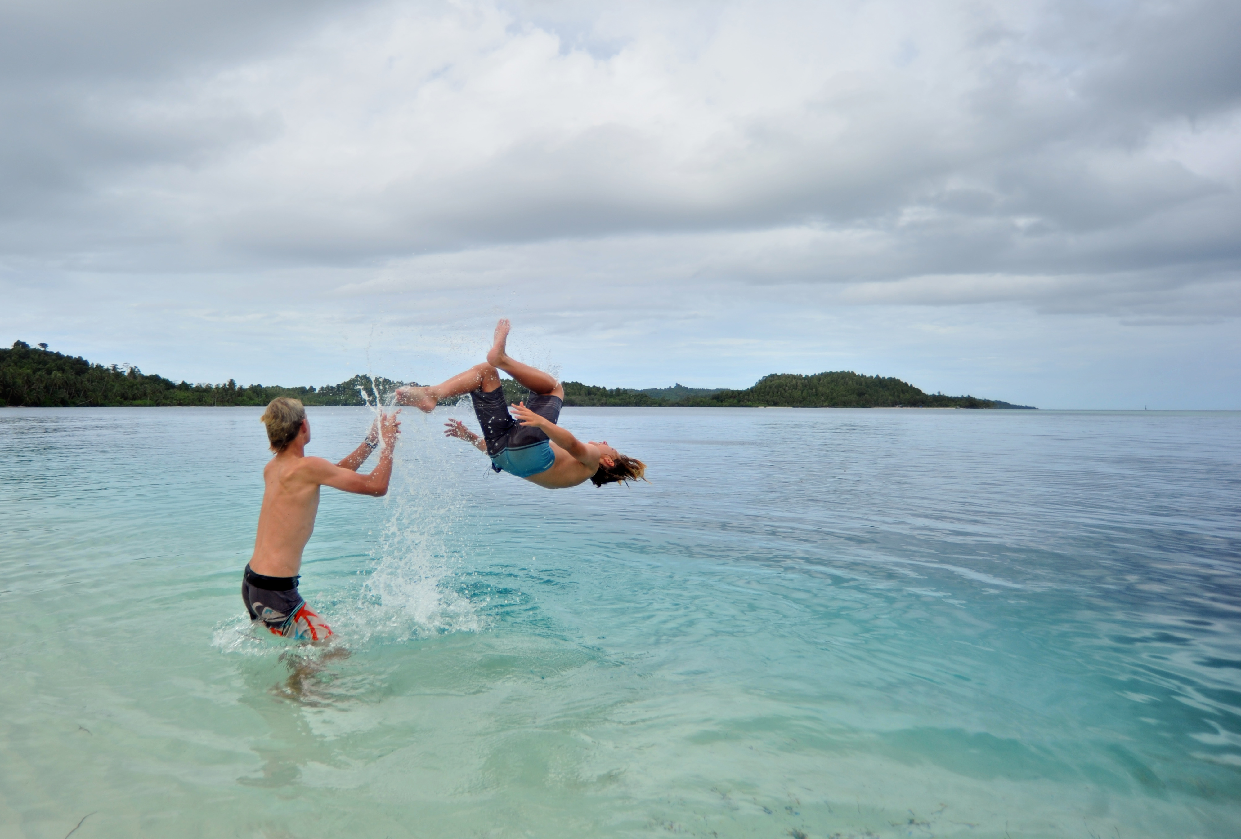 Dua orang wisatawan mancanegara bermain di pantai Pulau Awera, Sipora, Kabupaten Kepulauan Mentawai