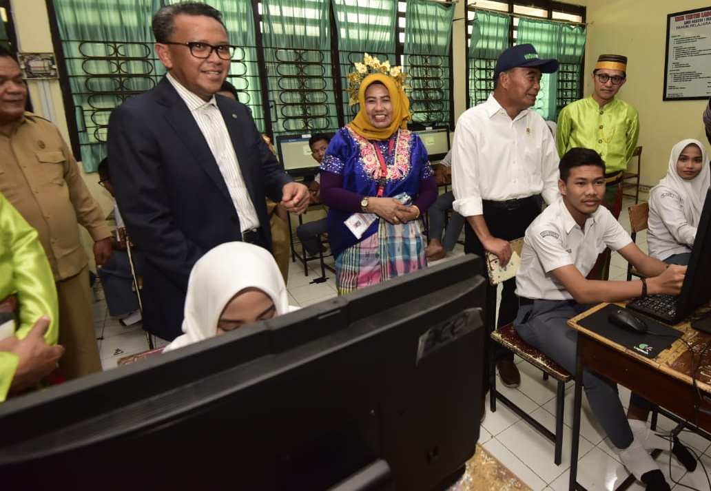 Mendikbud Muhadjir Effendy (jas hitam) meninjau pelaksanaan UNBK tingkat SMA di sejumlah sekolah di Makassar, Senin (1/4/2019). 