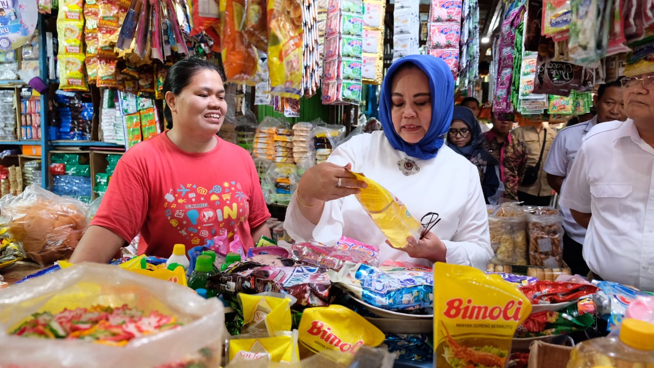  Staf Ahli Menteri Perdagangan Bidang Perdagangan Jasa, Lasminingsih meninjau  Pasar tradisional Panorama, Kota Bengkulu, Senin(22/4)