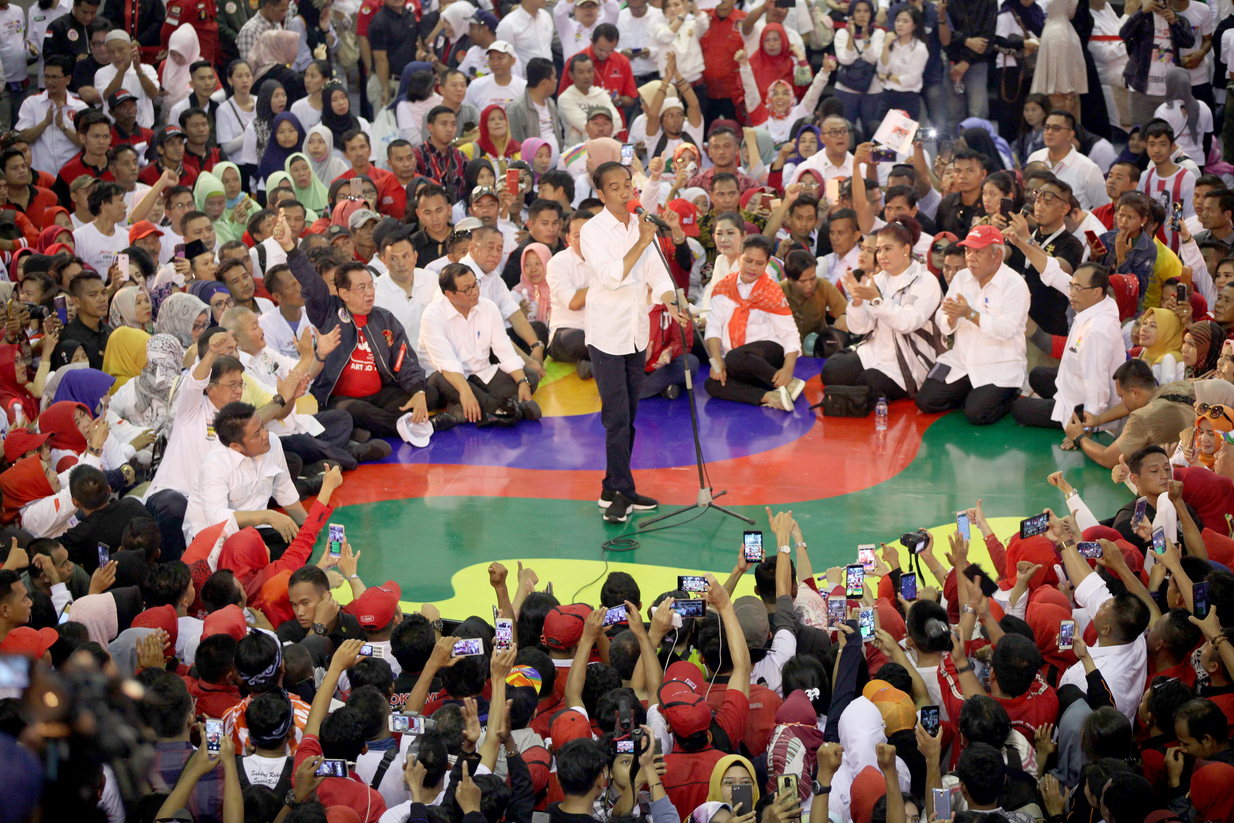 Calon Presiden nomer urut 01 Joko Widodo berorasi pada kampanye terbuka di Palembang,Sumsel, Selasa (2/4/2019). 